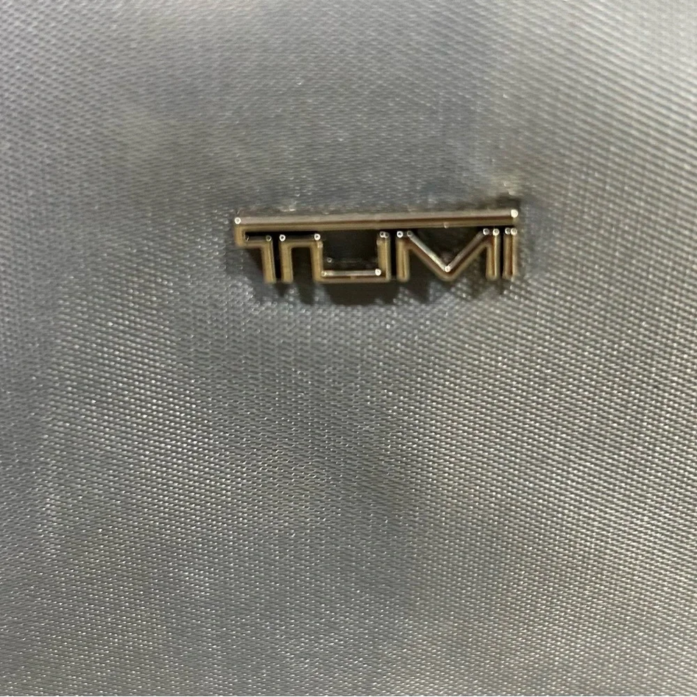Tumi Gray Men's Toiletry Bag with Silver Logo Plate CLEAN nice bag!